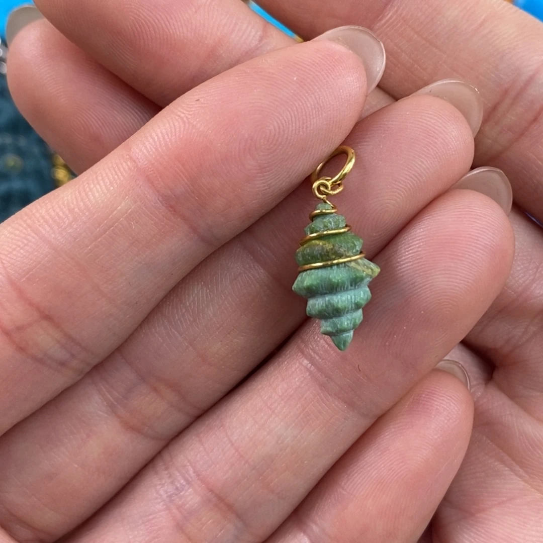 绿松石未镶嵌。海螺