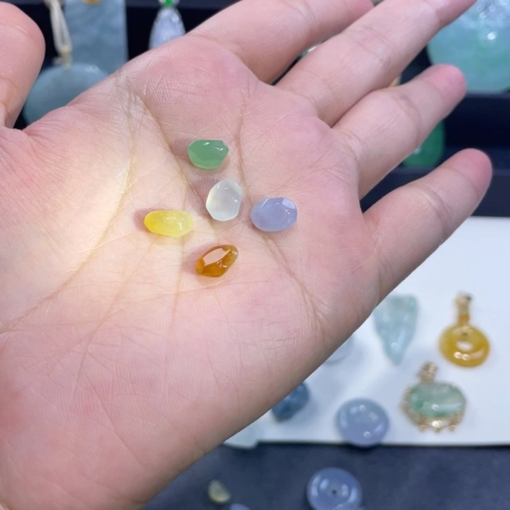 翡翠未镶嵌颈饰随行