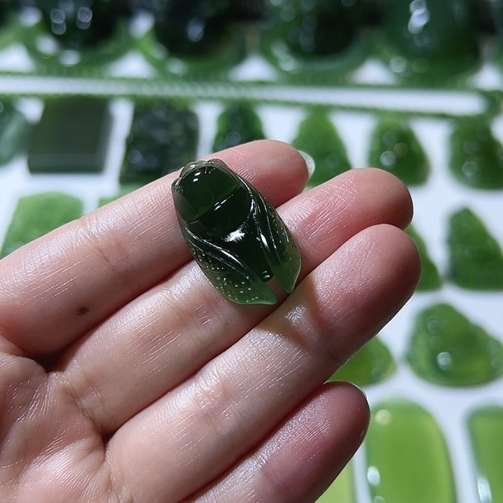 禾***蛇纹石玉未镶嵌颈饰