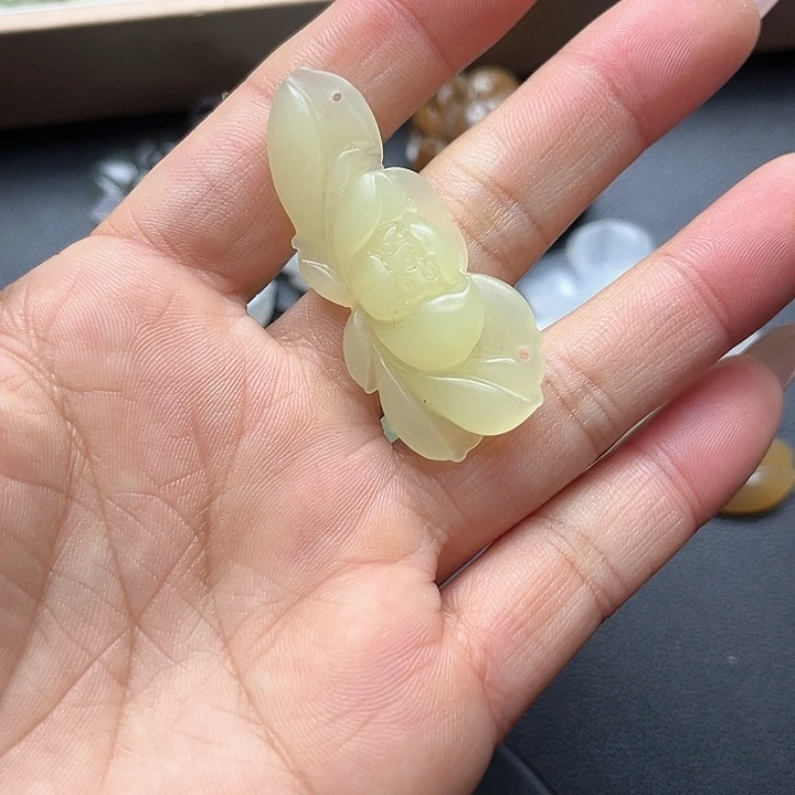 【闪购商品】颈饰未镶嵌和田玉一***?