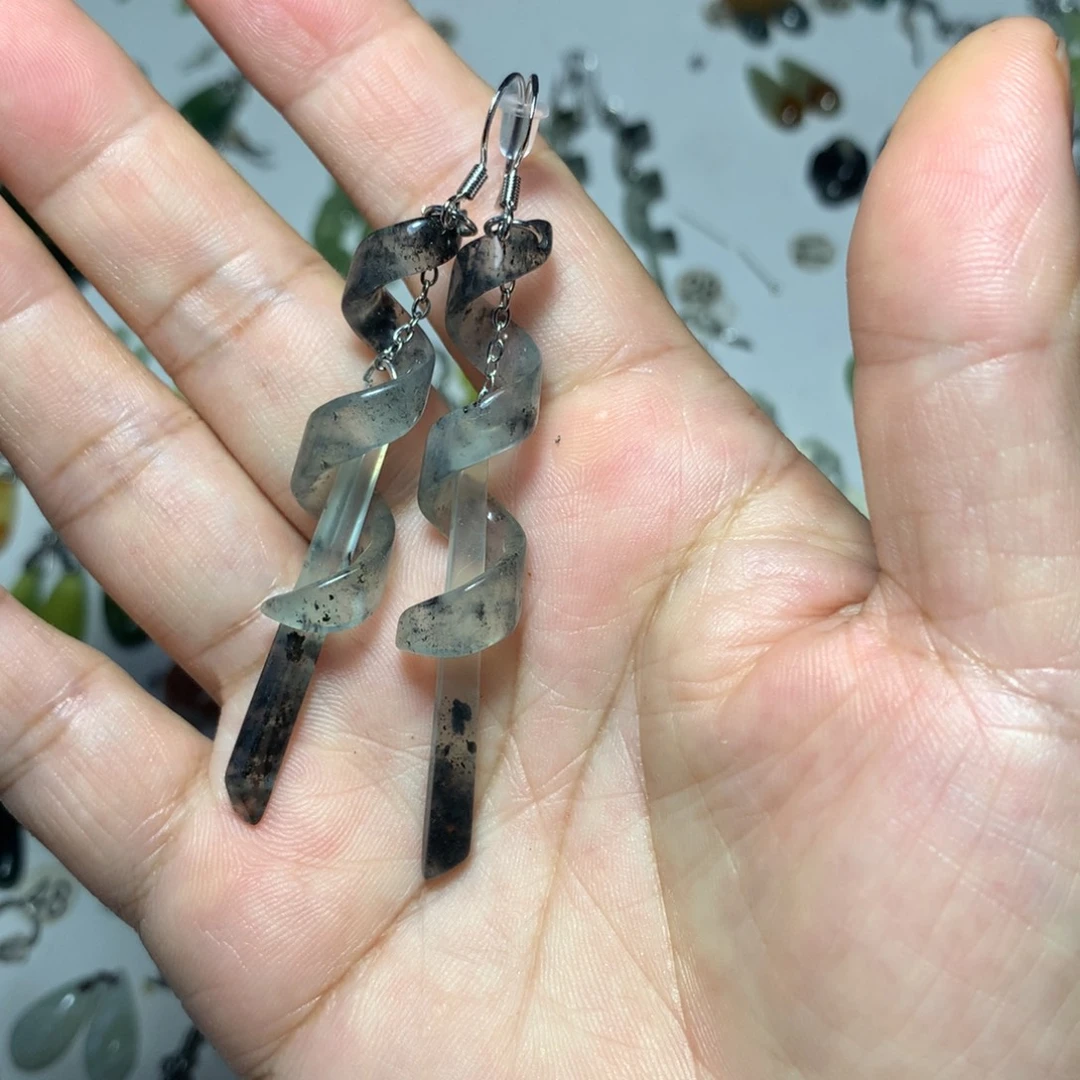 仙***丹未镶嵌蛇纹石玉耳环