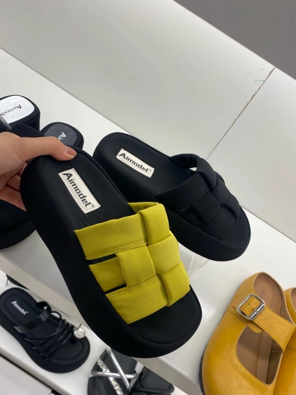 平跟夏季平底透气一字拖露趾时尚凉鞋素面日常厚底