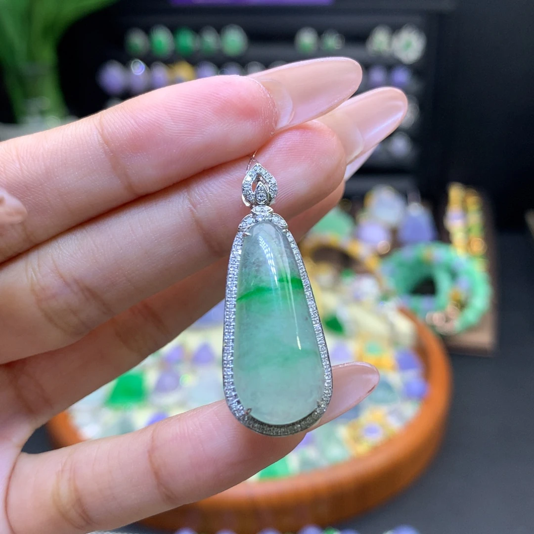 翡翠18K金镶嵌颈饰