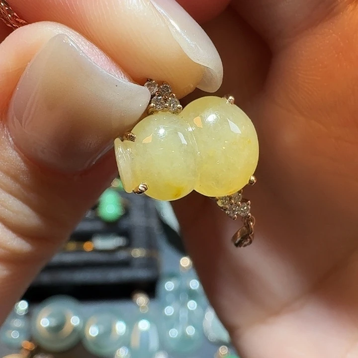 翡翠18K金镶嵌颈饰葫芦