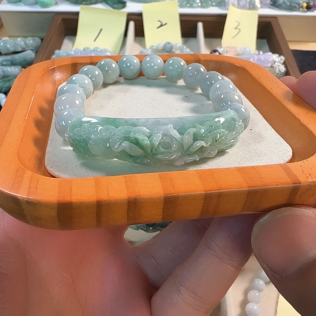 翡翠未镶嵌颈饰手牌