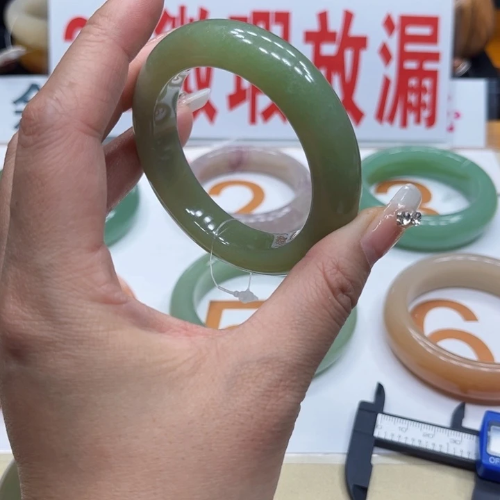 未镶嵌手镯石英质玉柯*