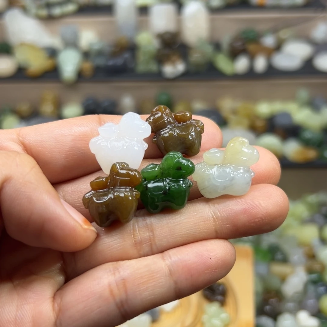 和田玉未镶嵌颈饰多样性发其一