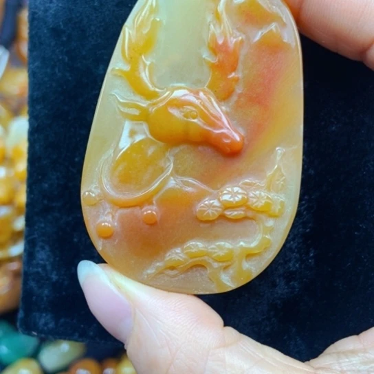 石英质玉(黄龙玉)未镶嵌颈饰
