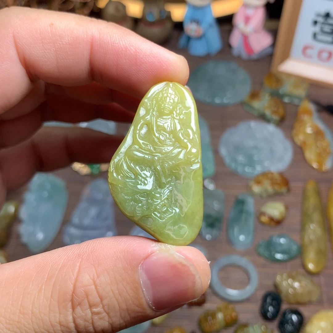 翡翠未镶嵌颈饰黄财神