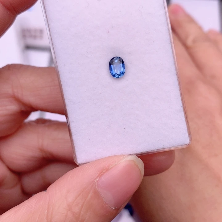 蓝宝石裸石未镶嵌0.83ct矢车菊