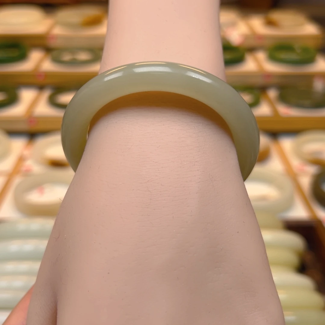 和田玉手镯未镶嵌4