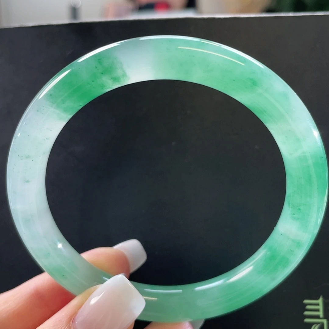 【闪购商品】未镶嵌手镯石英质玉