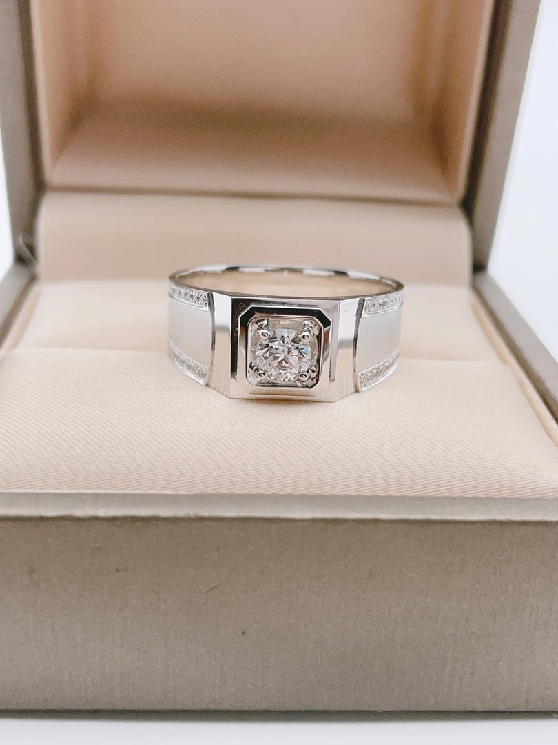 18k金主钻40.5份男士钻戒副钻13.2份钻石净度si颜色fg  22#