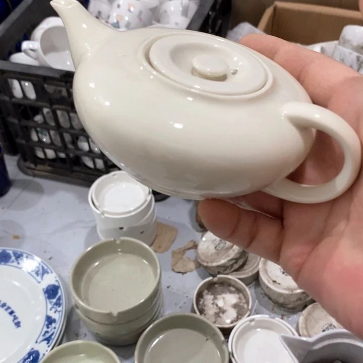 瓷片单孔手把壶一个，微瑕
