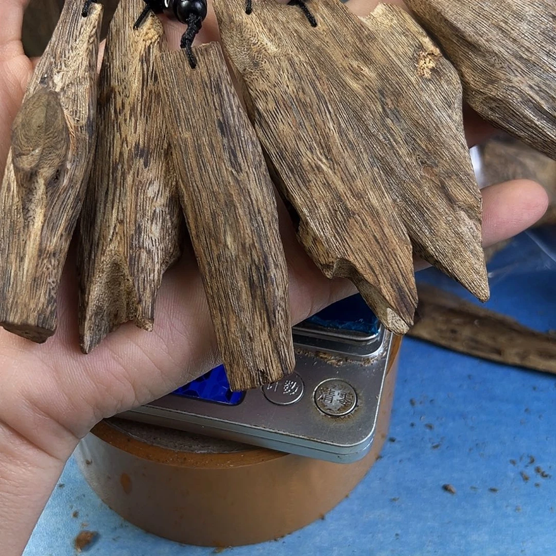 香料绿奇楠蓝宝石原材料一个