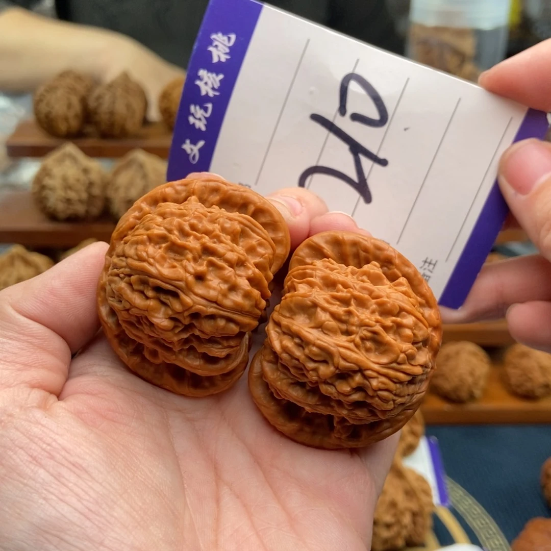 文玩核桃吊坠44白狮子