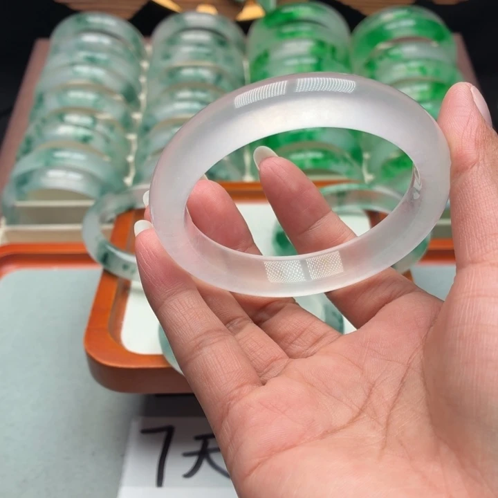 小***罗石英质玉未镶嵌手镯