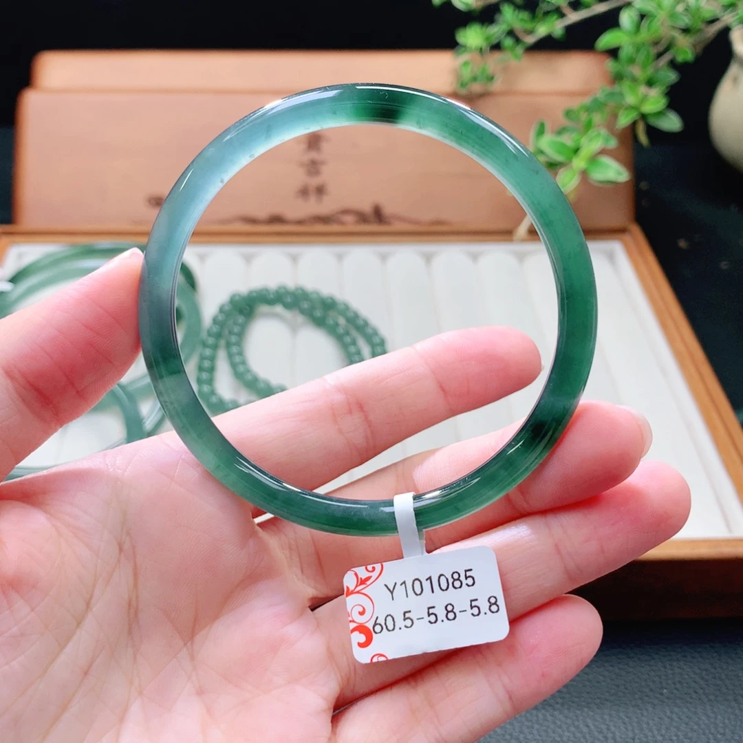 未镶嵌手镯（圆镯）翡翠