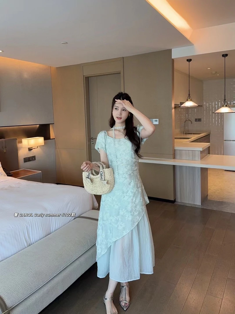 建筑高腰常规刺绣宽松腰连衣裙复古收腰方领法式泡泡袖温柔