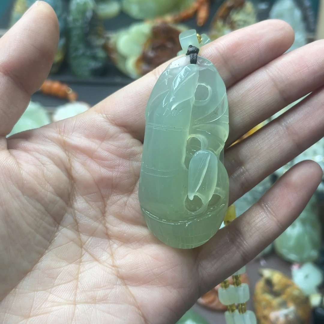 蛇纹石玉未镶嵌颈饰