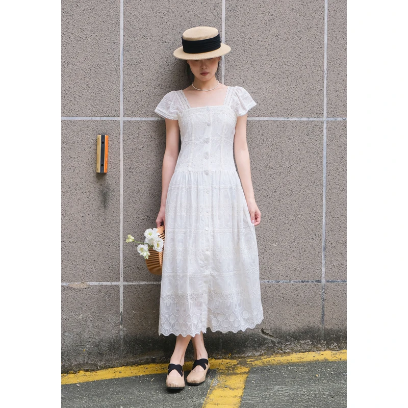 百武西“‌纽扣情书”法式文艺绣花方领蕾丝修身小飞袖连衣裙8807