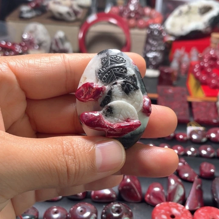 天然辰砂原石晶体吊坠