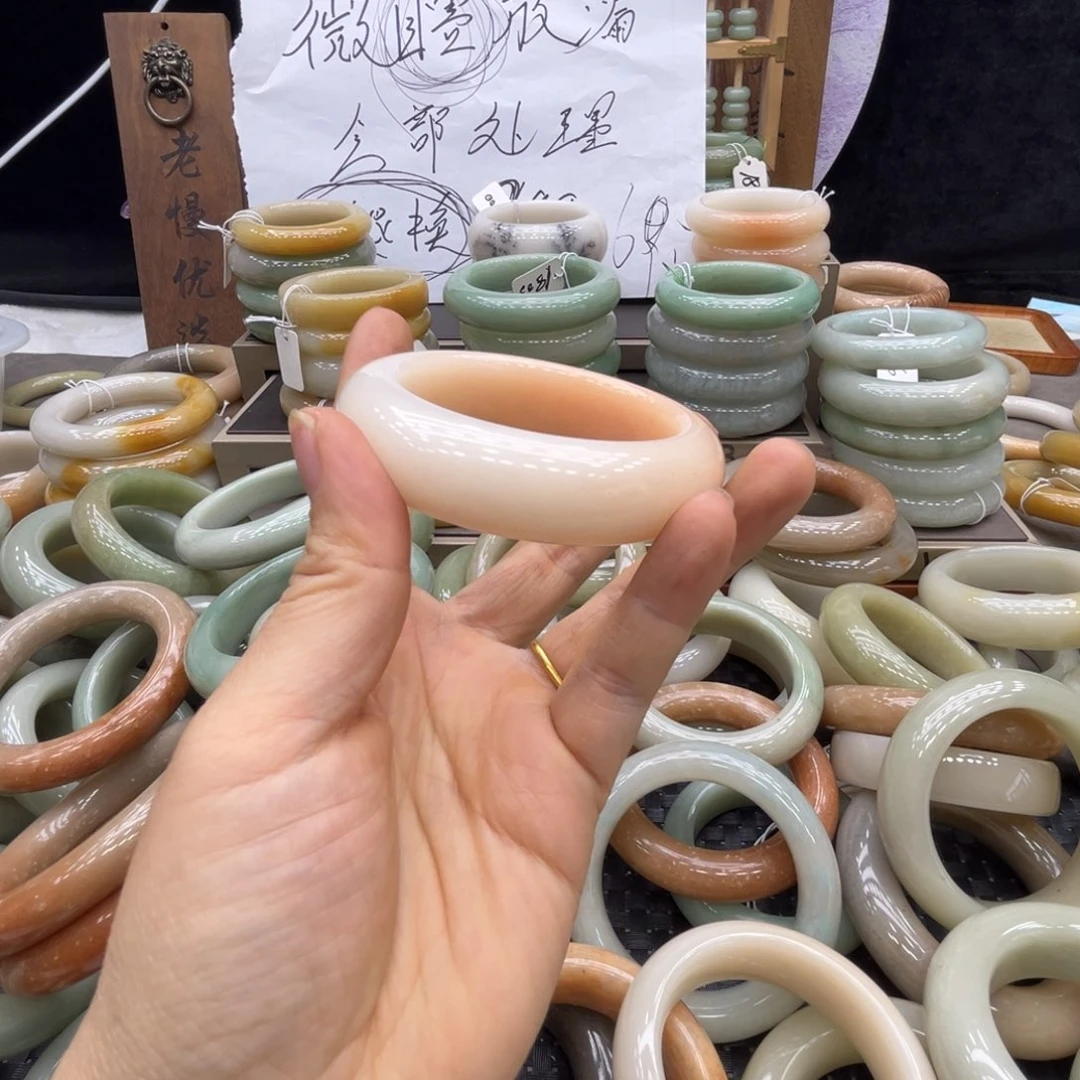 ****石英质玉未镶嵌手镯