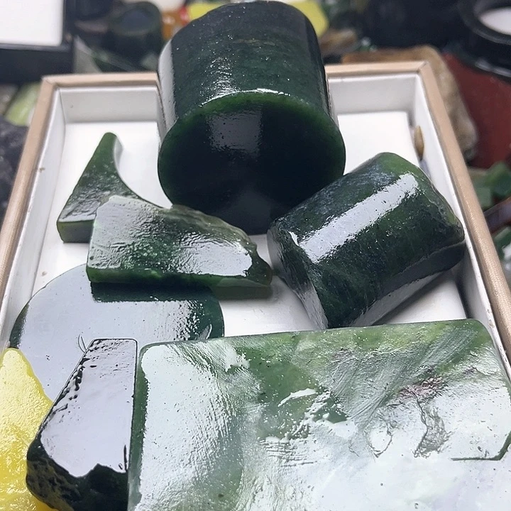 和田玉（糖玉）和田玉边角料9K金镶嵌滑****器