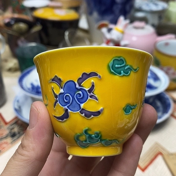 紫砂茶盘杯子和一双高跟鞋在车后