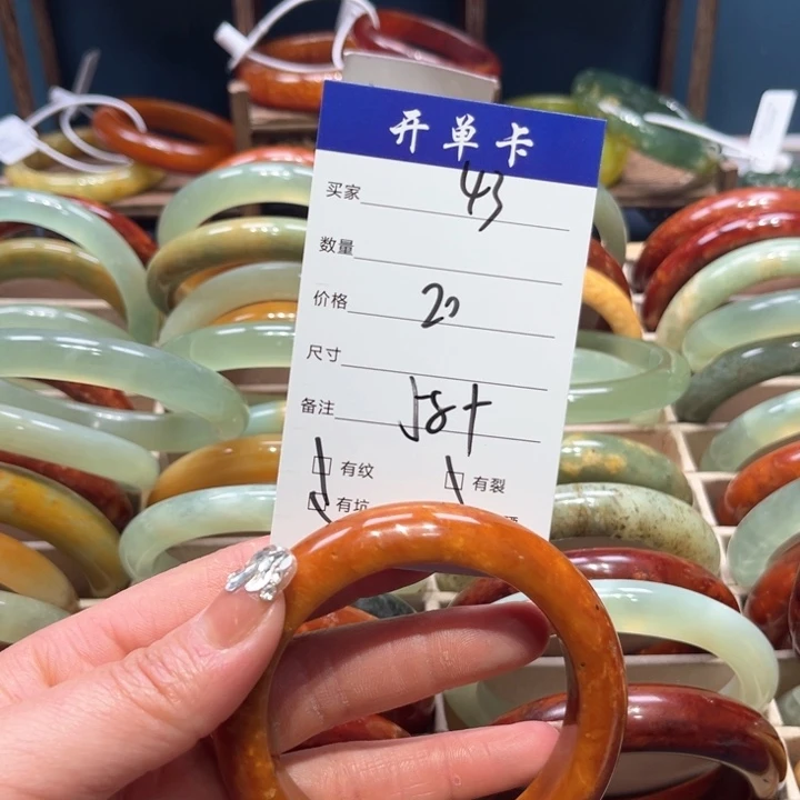 蛇纹石玉手镯未镶嵌美**儿