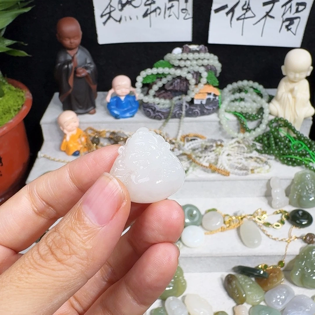 娜***样和田玉未镶嵌颈饰