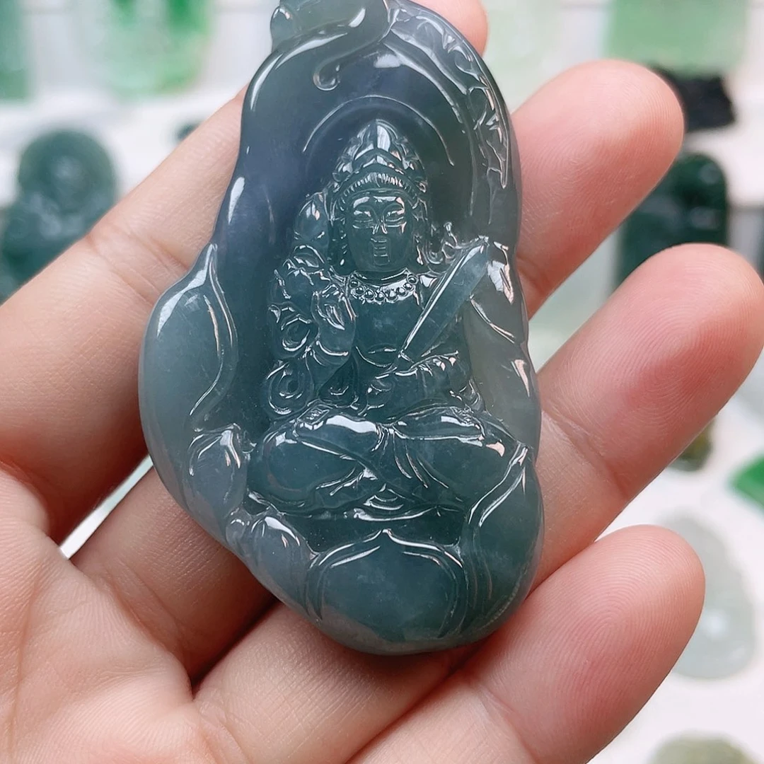 翡翠颈饰未镶嵌虚空