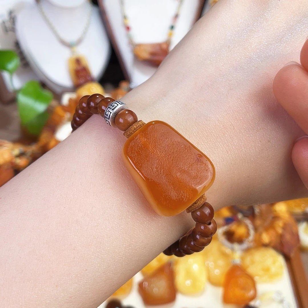 未镶嵌琥珀珠宝奇石。