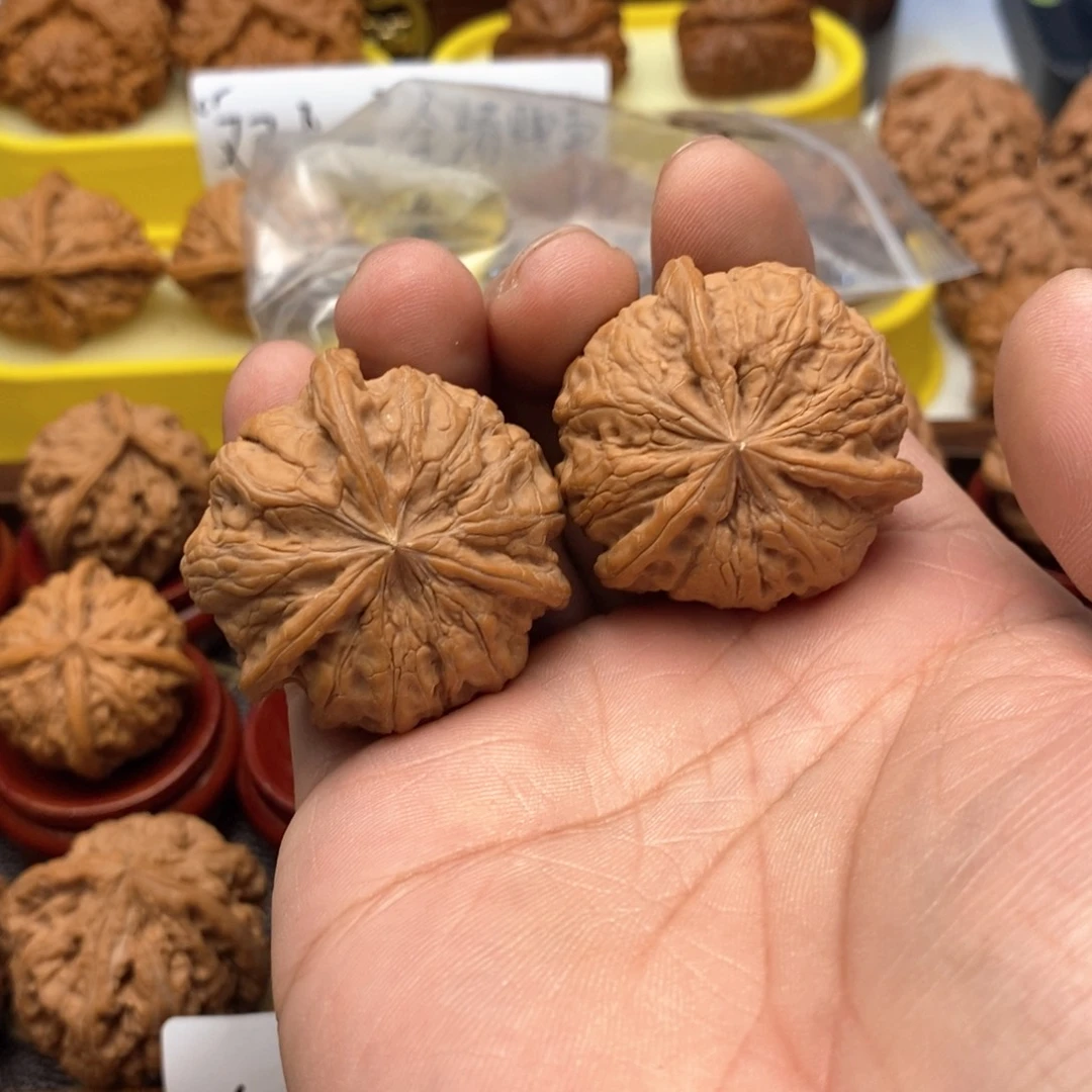 重***辙文玩核桃吊坠38尺 雨花石球奔8