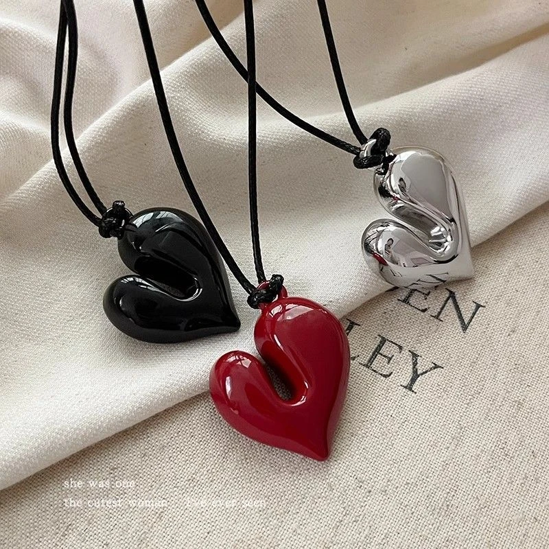 爱心黑绳项链女冷淡风长款毛衣链高级感挂脖高级感配饰爱心项链女