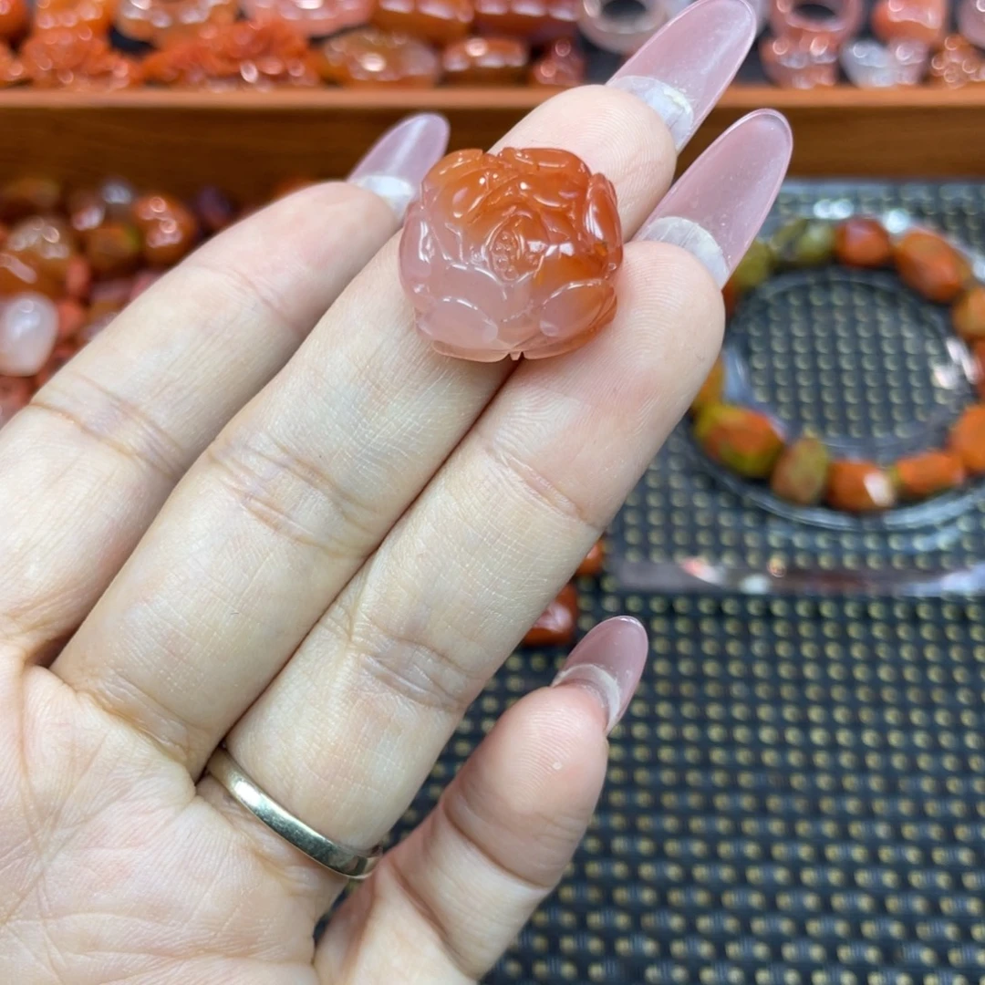 南红玛瑙未镶嵌颈饰牡丹花