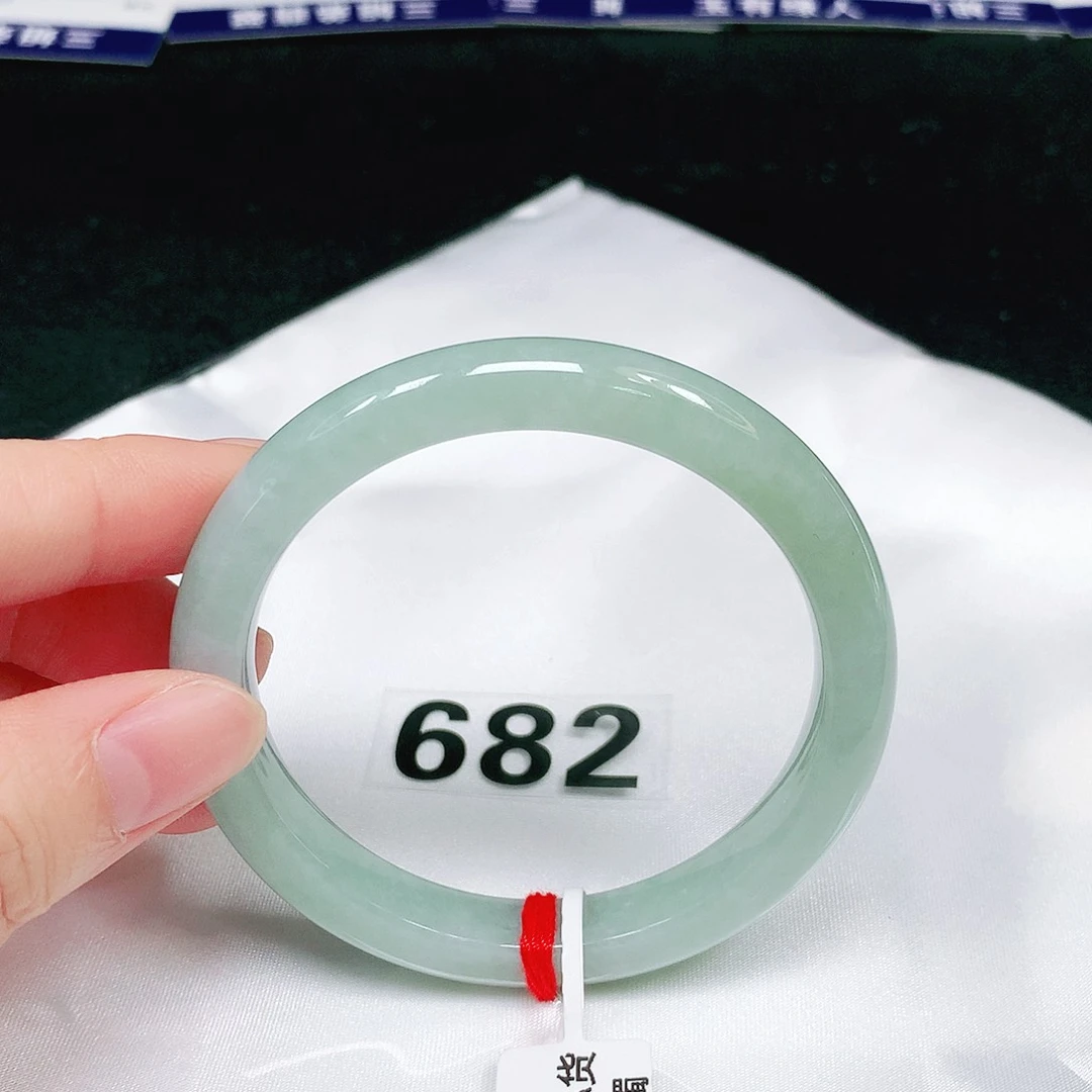 翡翠手镯未镶嵌翡翠手镯未镶嵌