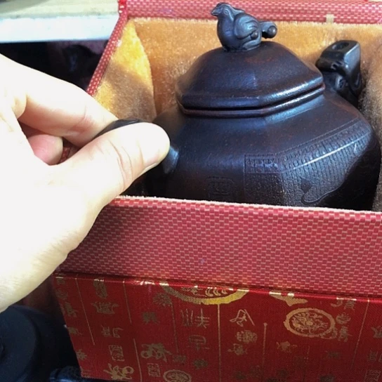 茶壶紫砂原矿泥料手工制作的一把紫砂壶。