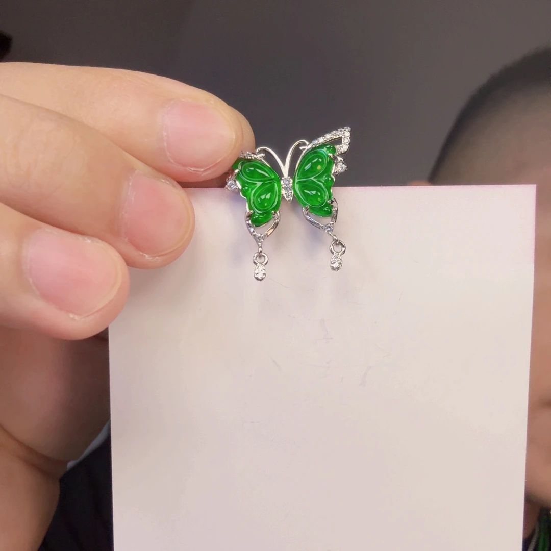 翡翠未镶嵌颈饰一件