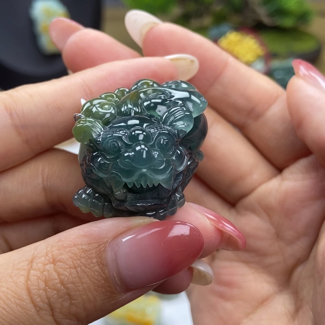 颈饰未镶嵌翡翠高冰蓝水飘黄 含珠如意貔貅