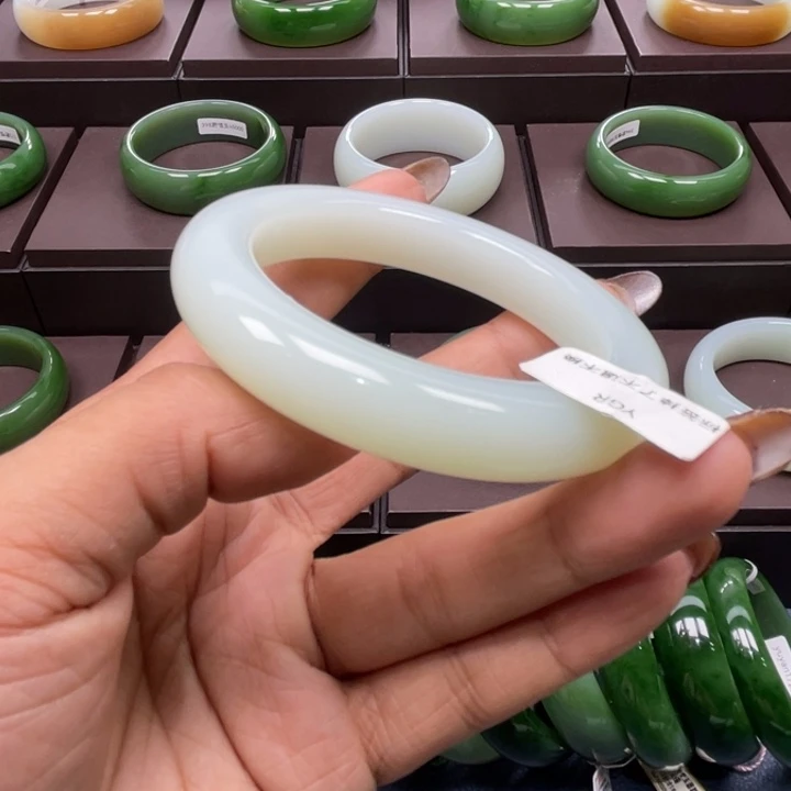 和田玉未镶嵌手镯