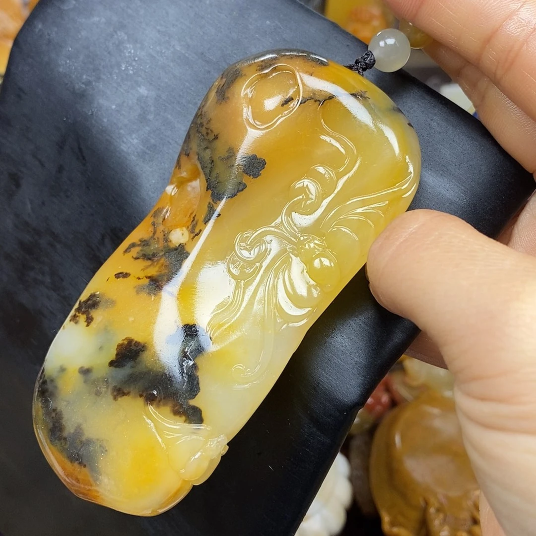 石英质玉（黄龙玉）颈饰未镶嵌