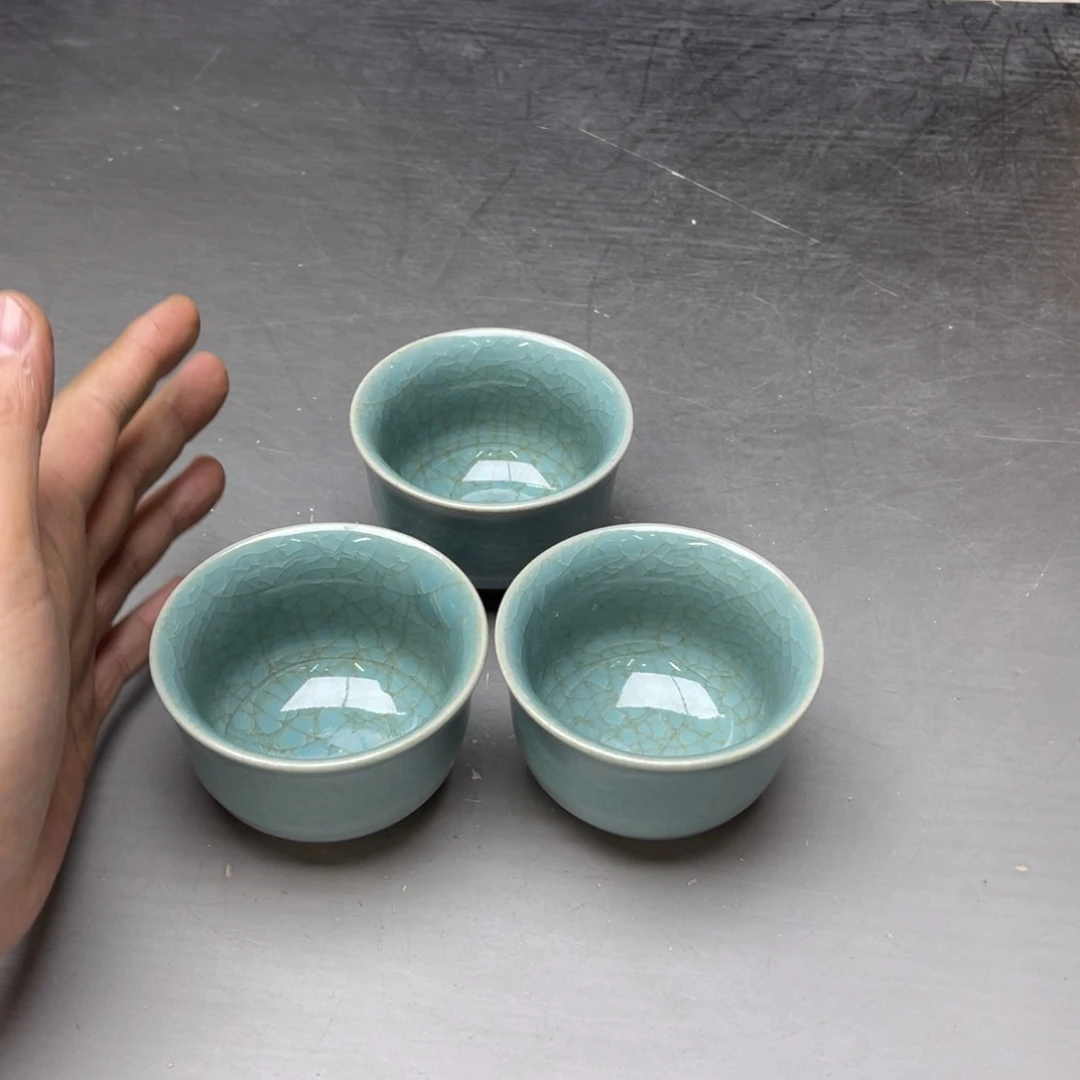 瓷片暗**影密密麻麻地排列着一