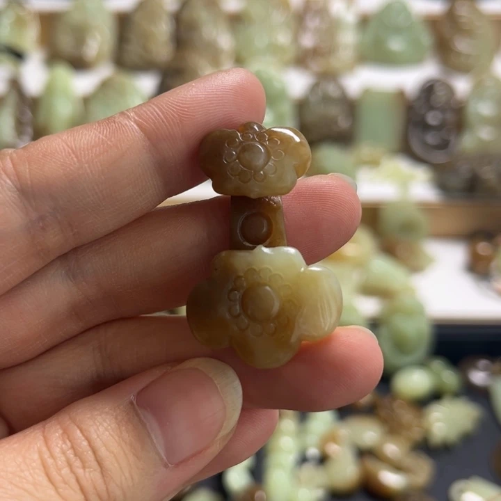 和田玉颈饰未镶嵌杨****飞