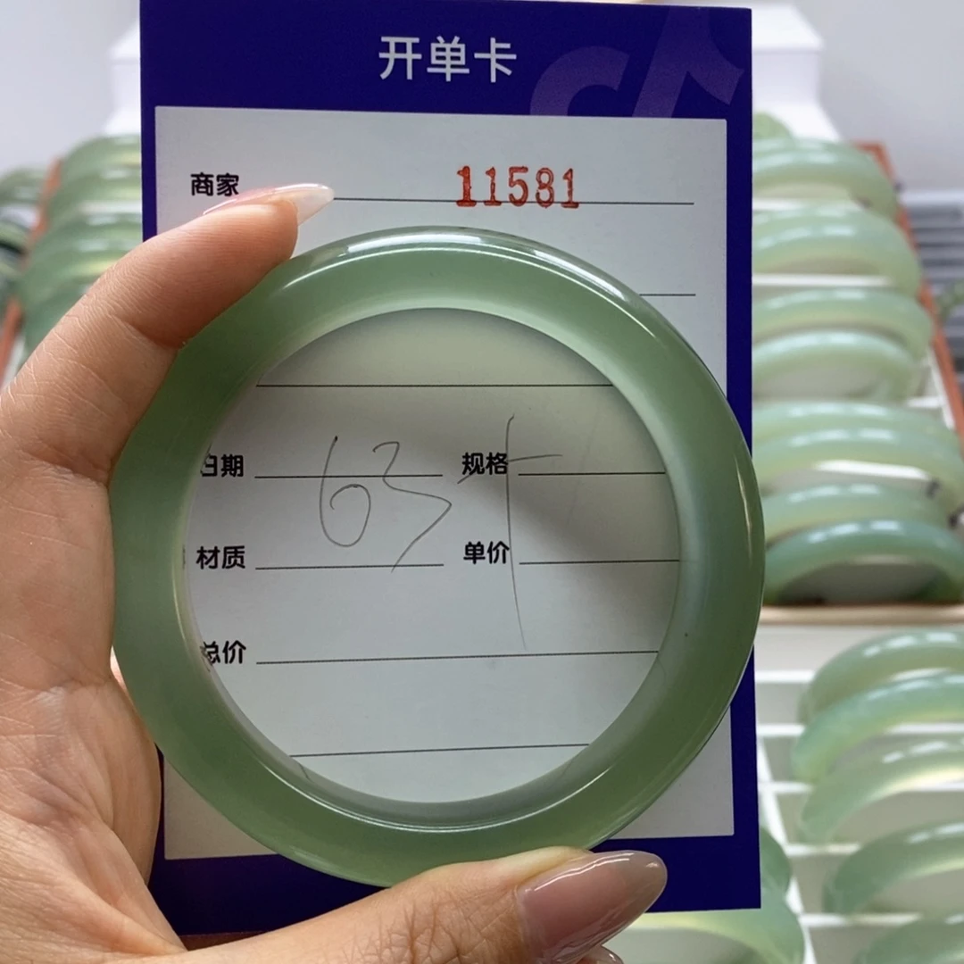 岫玉手镯未镶嵌招**?