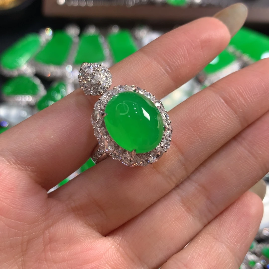 翡翠18K金镶嵌颈饰蛋面