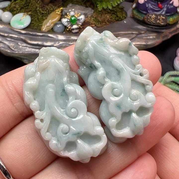 翡翠未镶嵌颈饰一对