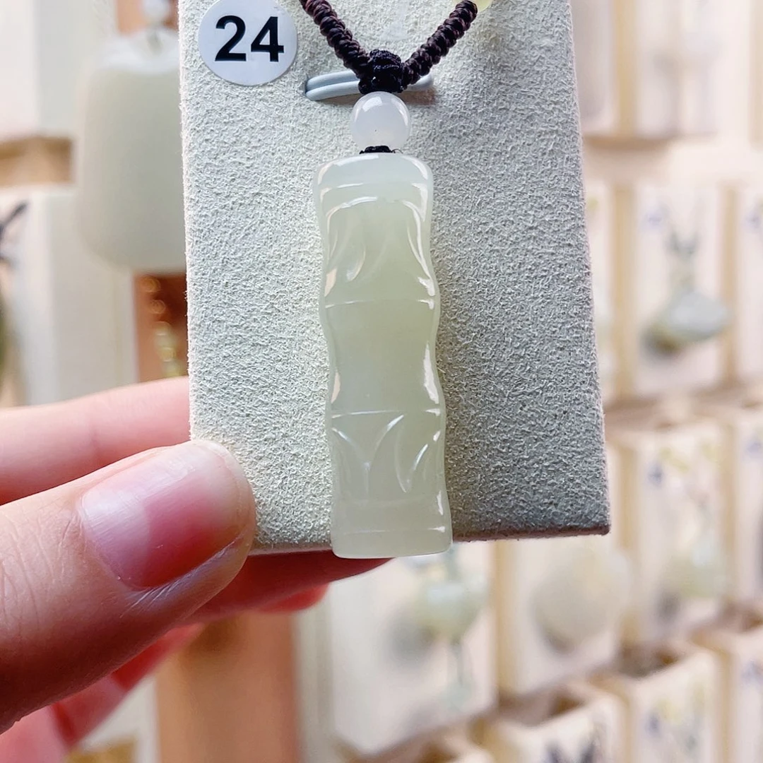 和田玉未镶嵌吊坠(赠链)