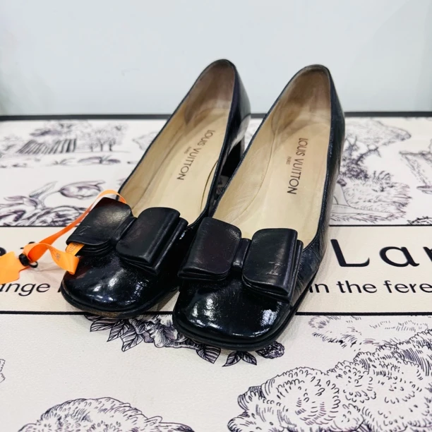95新 LouisVuitton/路易威登 蝴蝶结漆皮凉鞋36码ysc0599