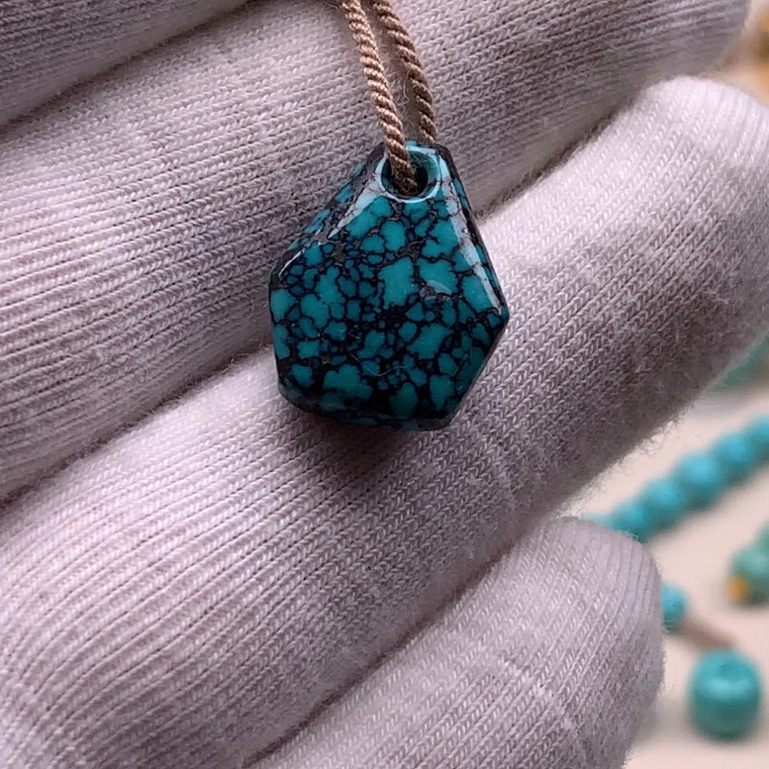 绿松石未镶嵌颈饰